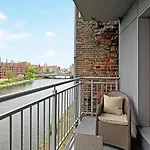 Hotel apartamentowy Luxury Old Town With & Gym By Renters