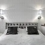 Luxury Old Town With & Gym By Renters Hotel apartamentowy