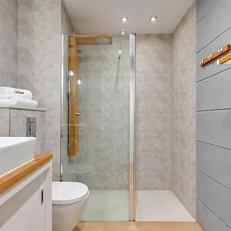 Comfortable With Access To The Gym Dom & House